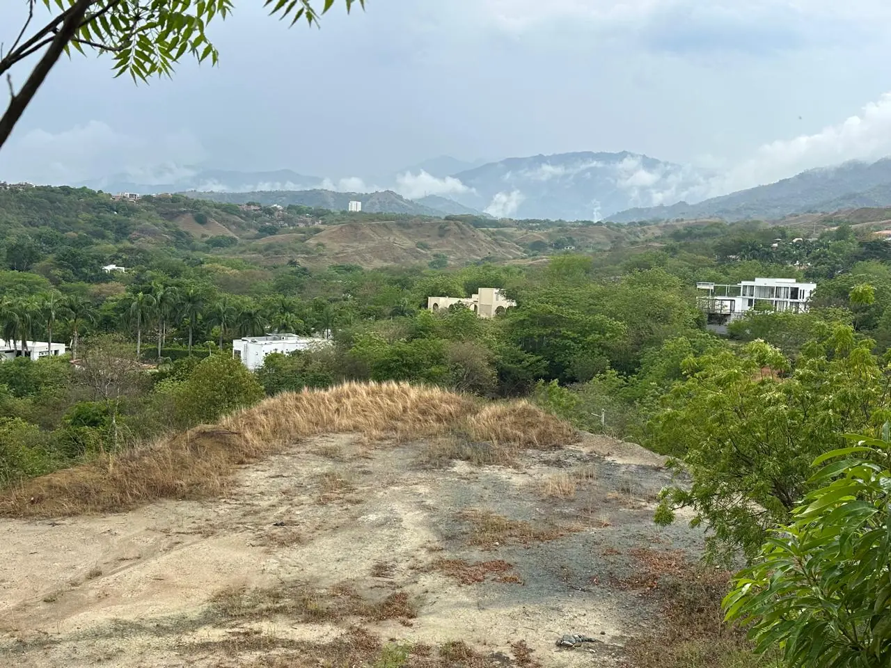 Vista panorámica desde Cerros de la Antigua hacia Santa Fe de Antioquia y las montañas